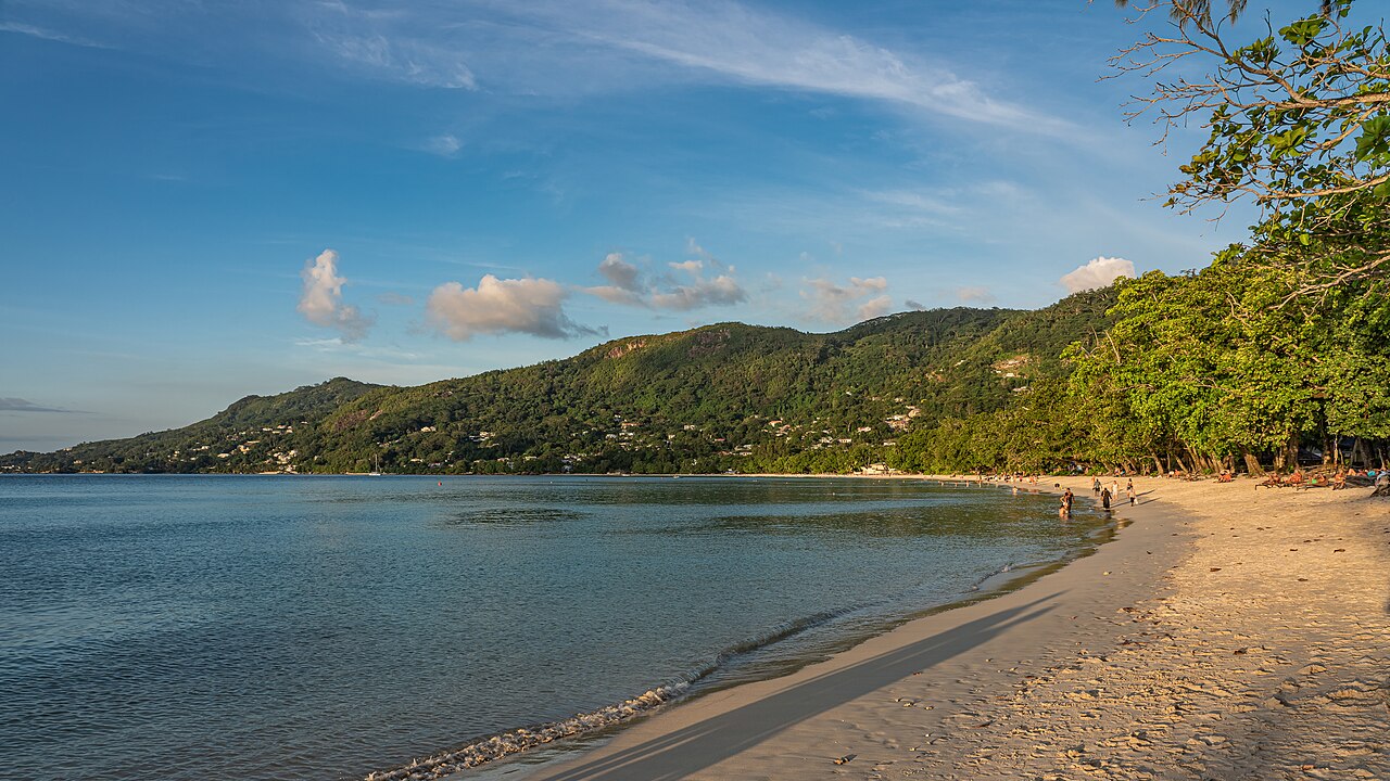 The long shallow bay at Beau Vallon.