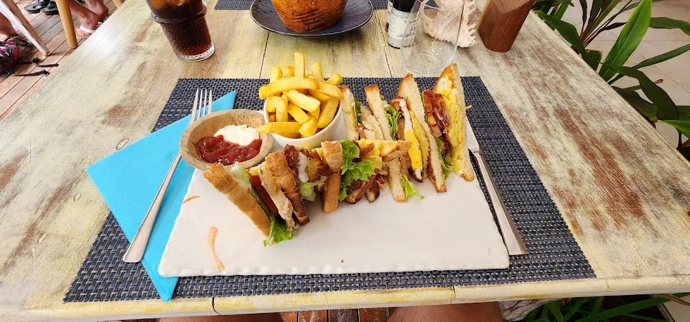 Mabuya Beach Restaurant in Praslin: frame 3
