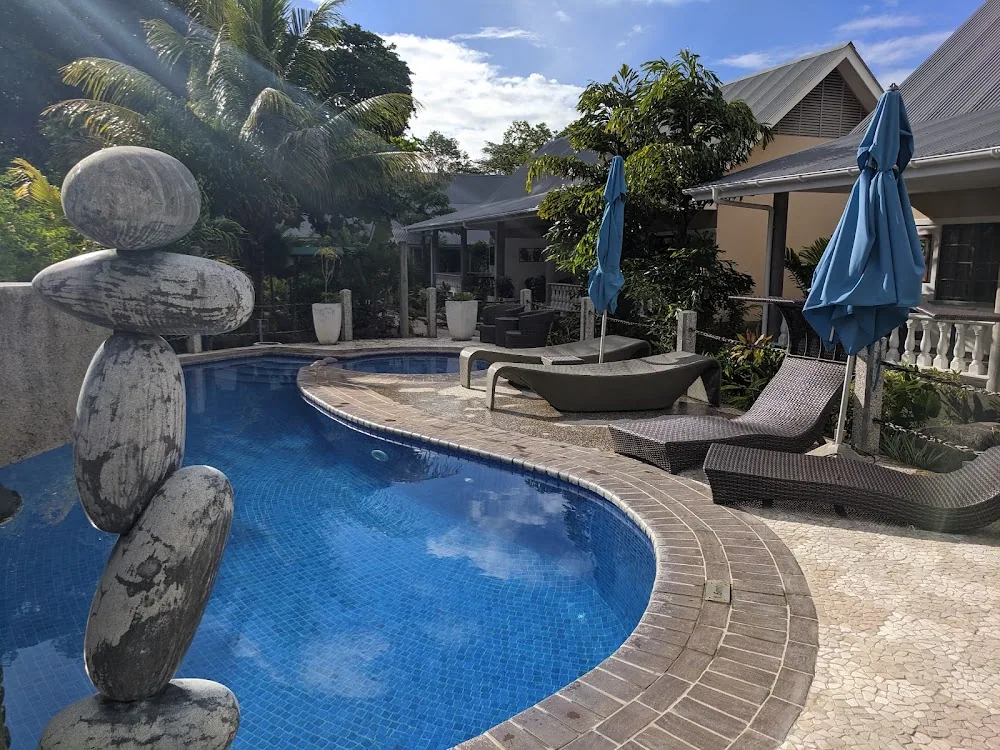 Cabanes des Anges, La Digue. A view of the setting.