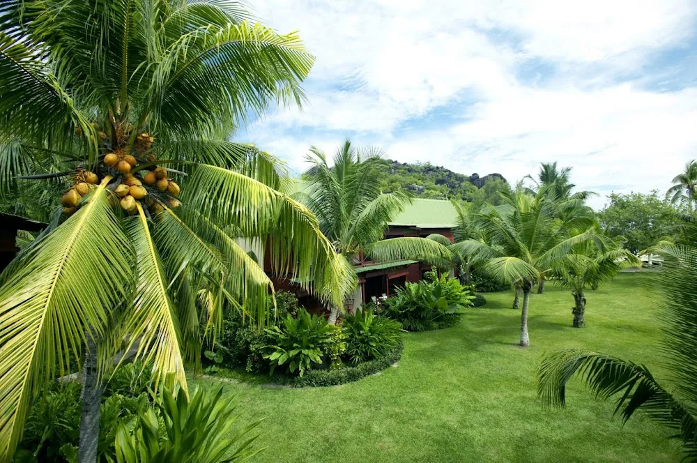 Paradise Sun Hotel, Praslin. A view of the grounds.