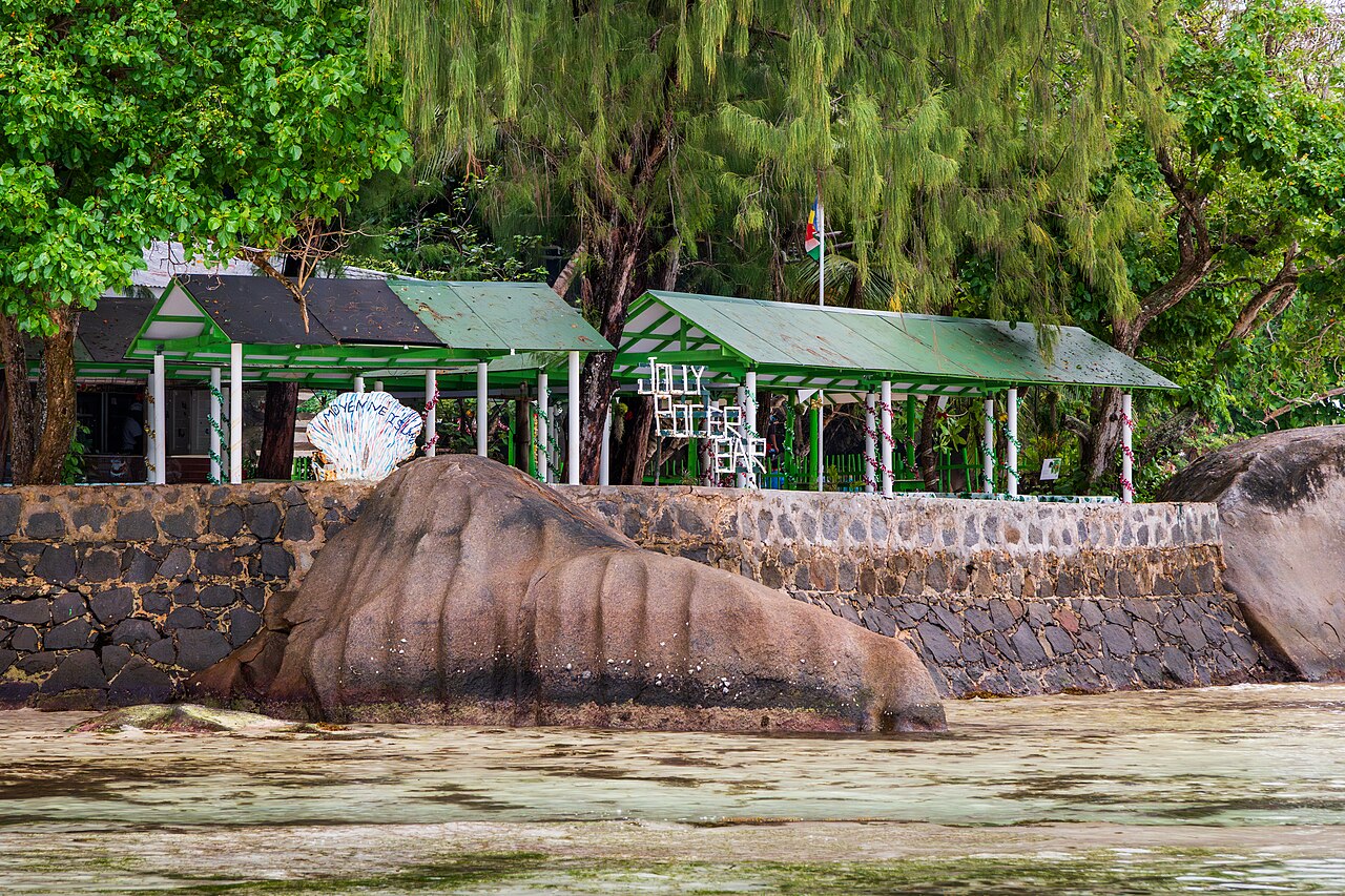 Moyenne, Seychelles: frame 2 of the island