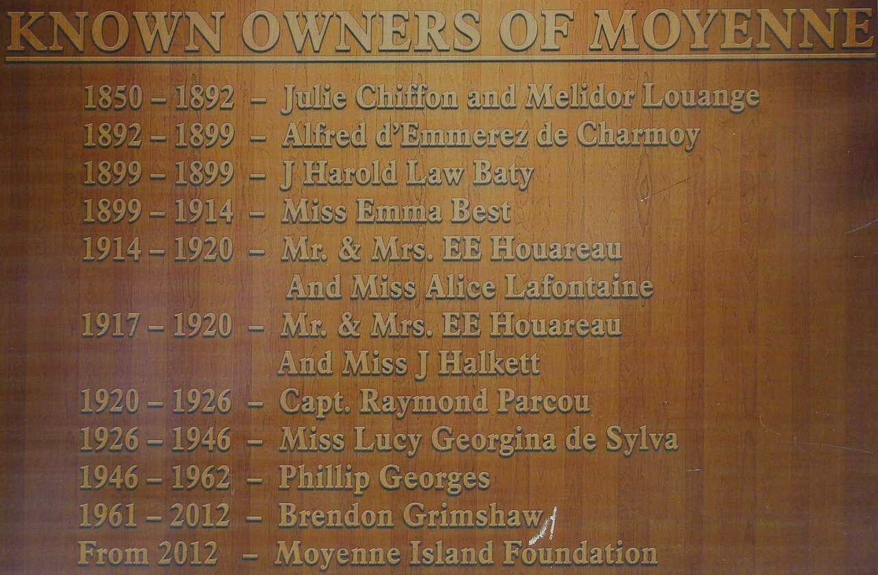 Moyenne, Seychelles: frame 4 of the island