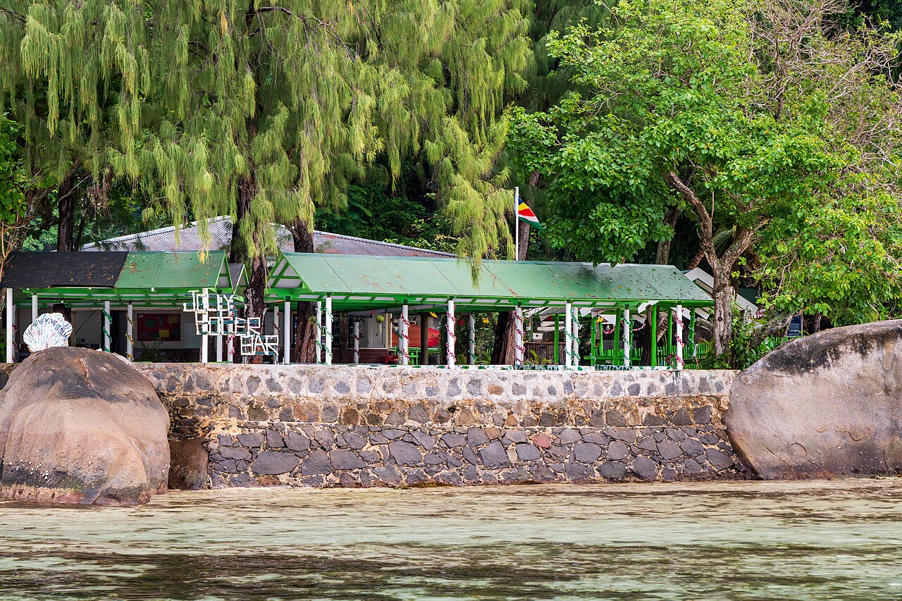 Moyenne, Seychelles: frame 6 of the island