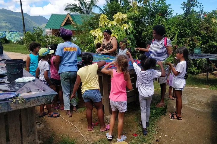 Sun printing workshop with a local designer in Seychelles, Mahé, photograph 5 of 6