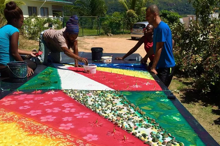 Sun printing workshop with a local designer in Seychelles, Mahé, photograph 3 of 6