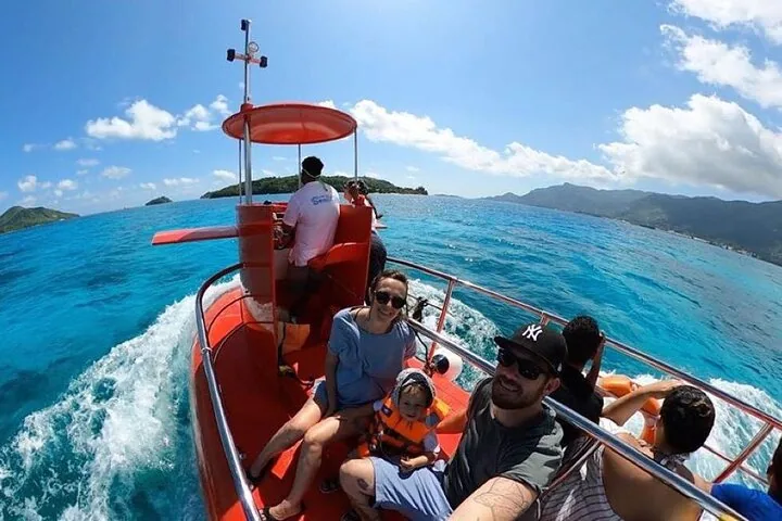 Semi-submarine over the Sainte Anne reef in Seychelles, Sainte Anne, photograph 5 of 6