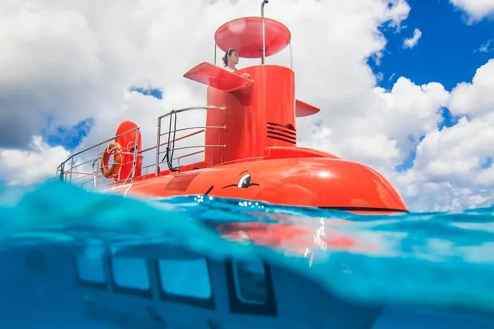 Semi-submarine over the Sainte Anne reef in Seychelles, Sainte Anne, photograph 2 of 6