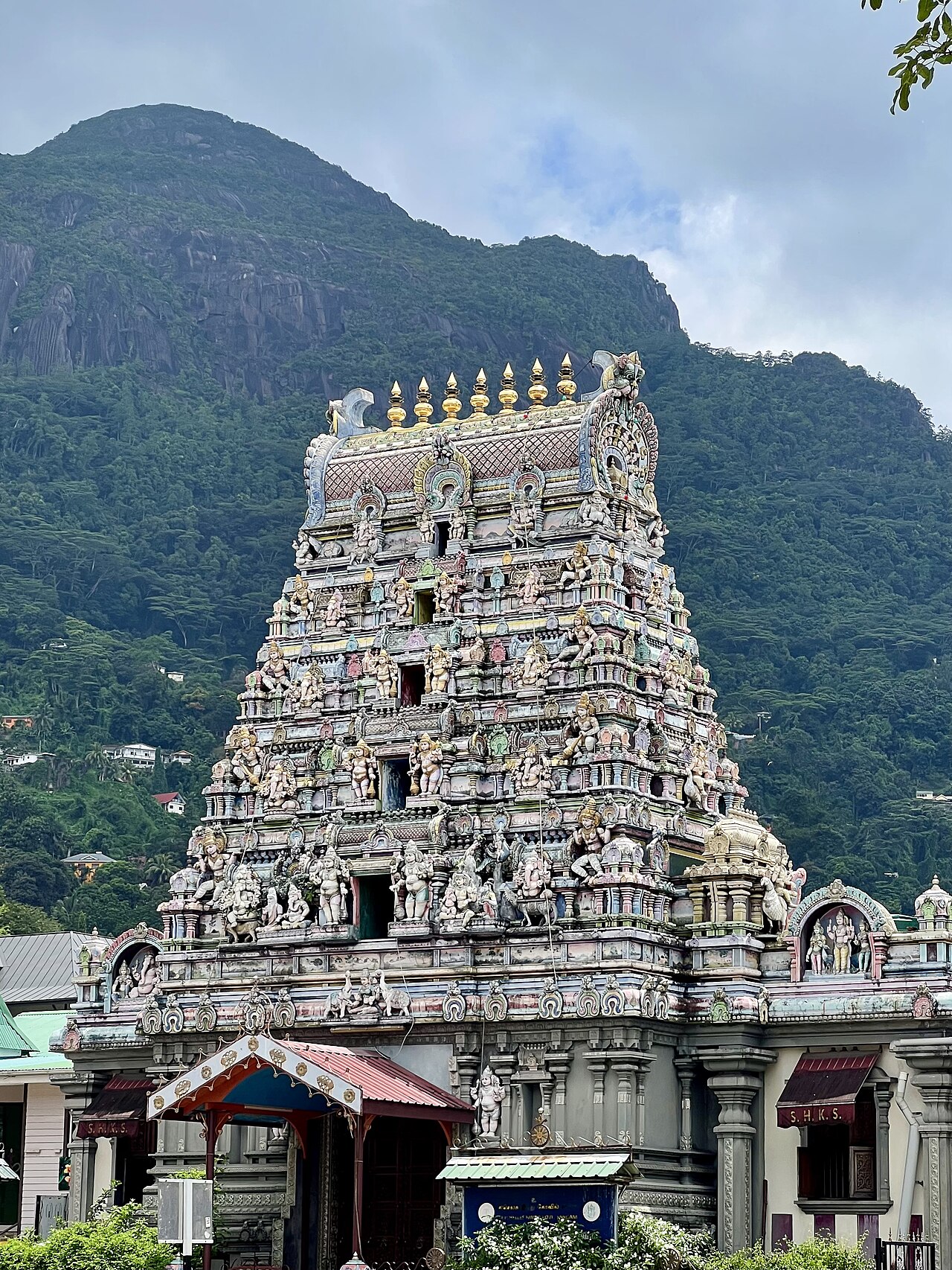 The Arul Mihu Navasakthi Vinayagar temple on Quincy Street.